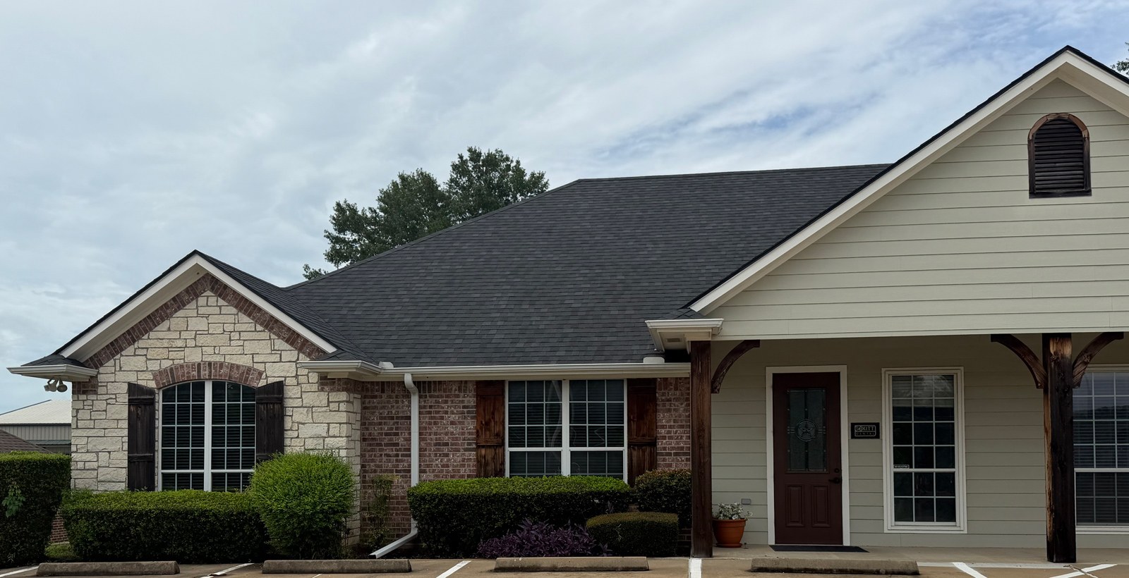 Exterior entrance of Kitt Dental in Flint, TX with brick and stone facade