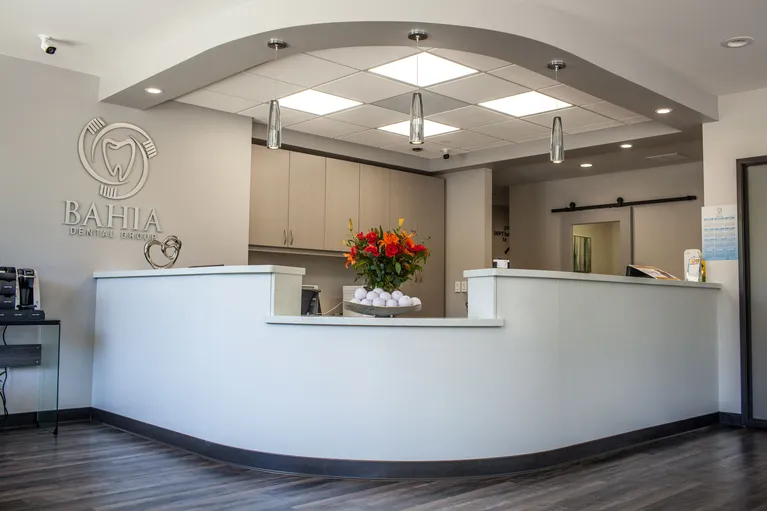 Reception counter with floral arrangement at Bahia Dental Group